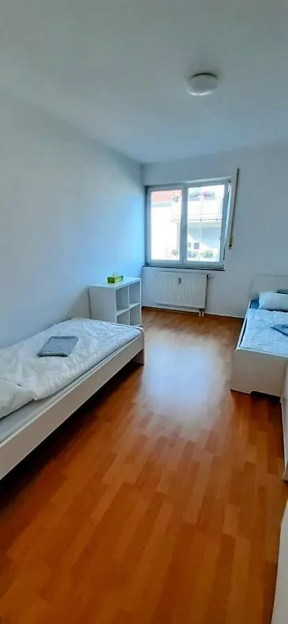 Apartment Las- Ruhig Aber Zentral Teilmobliert, Dresden